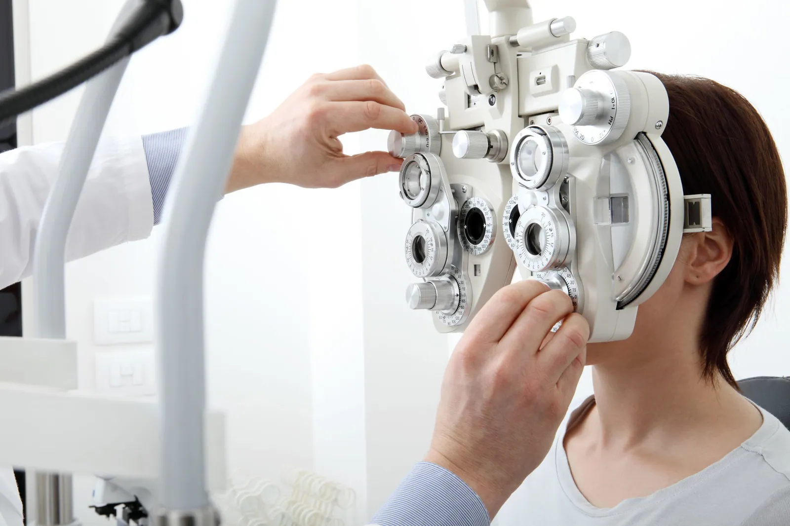 Eyesight measurement with optical phoropter